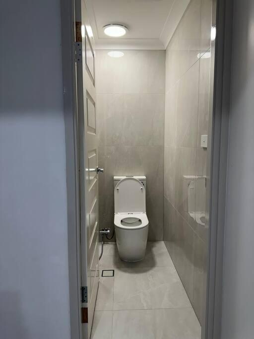 Comfort, Cosy Affordable And New Relaxing House-3 Bedrooms - 3 Queen Beds -Excellent Place That Suitable For Everyone Apartment *