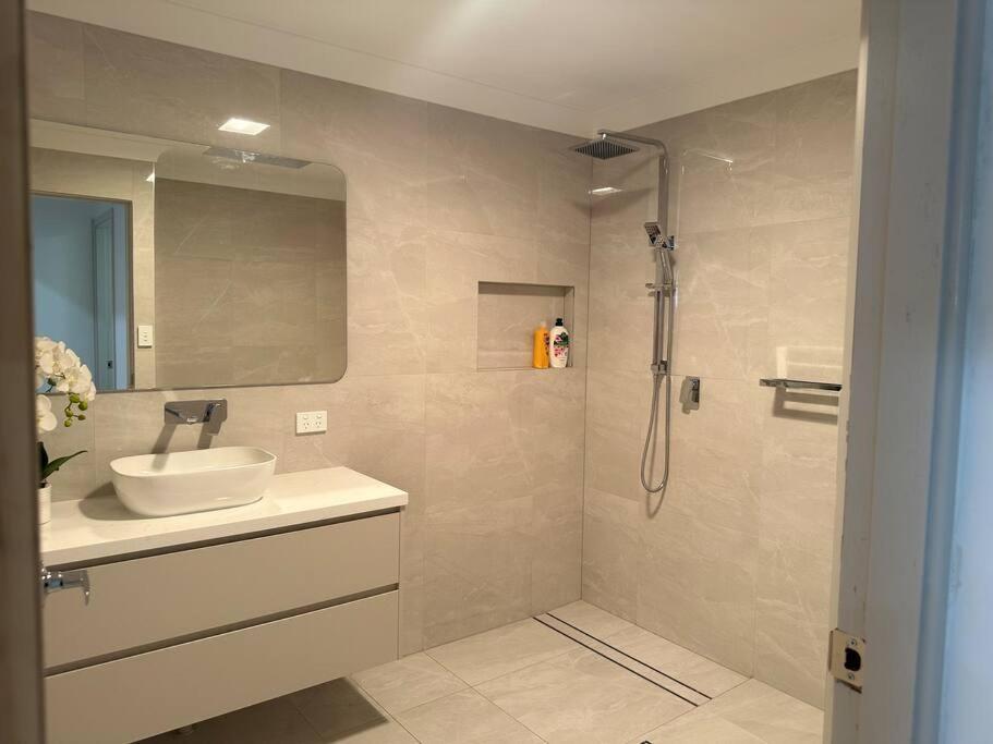 Comfort, Cosy Affordable And New Relaxing House-3 Bedrooms - 3 Queen Beds -Excellent Place That Suitable For Everyone Apartment *