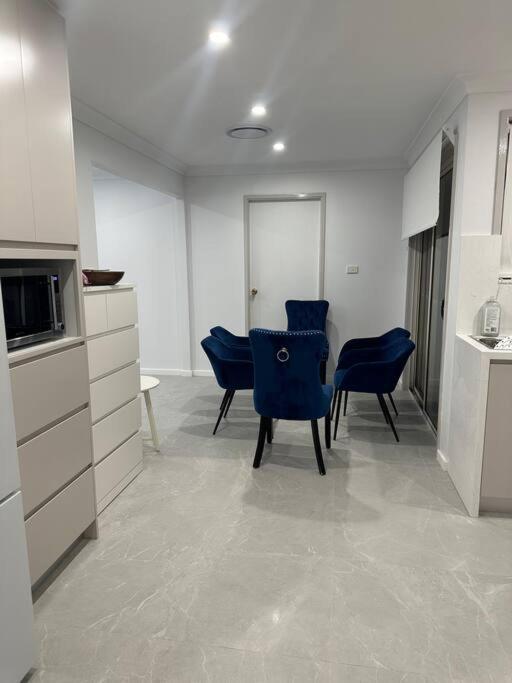 Comfort, Cosy Affordable And New Relaxing House-3 Bedrooms - 3 Queen Beds -Excellent Place That Suitable For Everyone Apartment